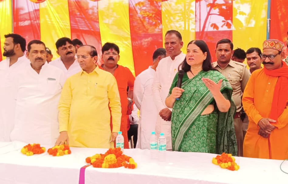 Vote on development and not on caste: Maneka