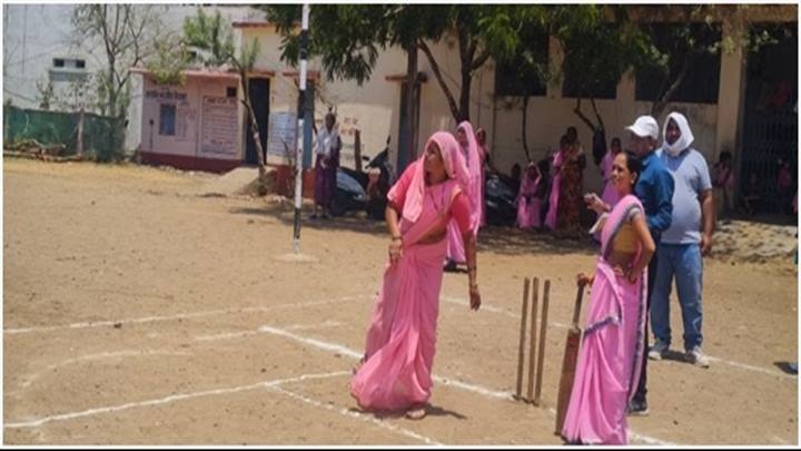 इंदौर की अनूठी पहल, महिलाओं ने क्रिकेट मैच खेलकर मतदान का दिया संदेश