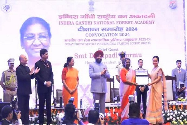 उत्तराखंड : उत्कृष्ट उपलब्धियों पर भारतीय वन सेवा परिवीक्षार्थियों को राष्ट्रपति ने किया पुरस्कृत