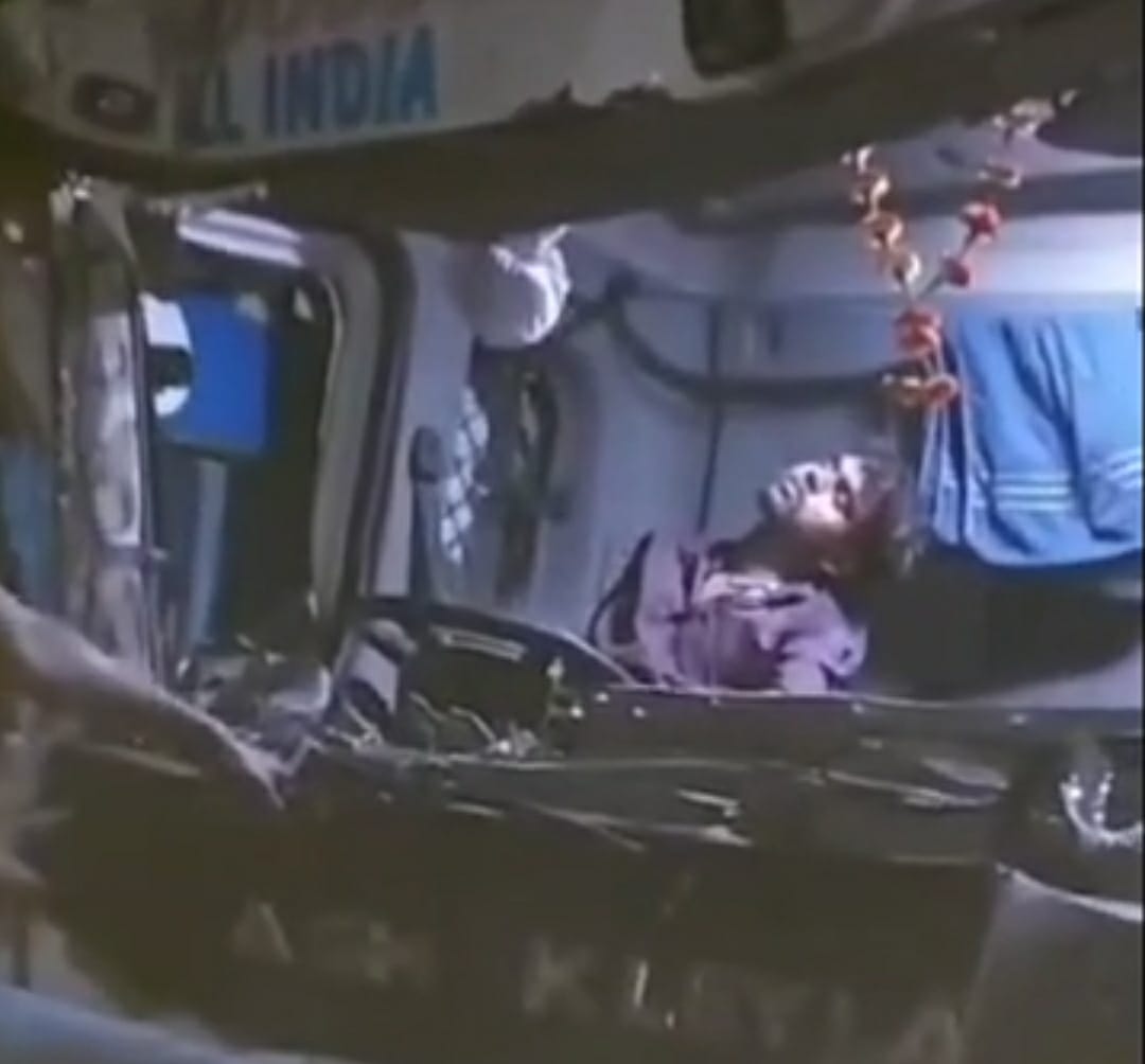 बलरामपुर में यात्री बस और ट्रक के बीच हुई टक्कर में 12 यात्री घायल