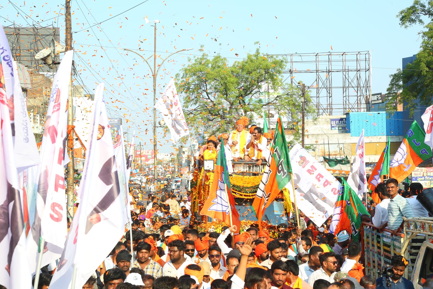 गुरुवार को वारंगल ( तेलंगाना) में मुख्यमंत्री पुष्कर सिंह धामी ने भारतीय जनता पार्टी (भाजपा)
उम्मीदवार अरूरी रमेश के समर्थन में रोड शो।
