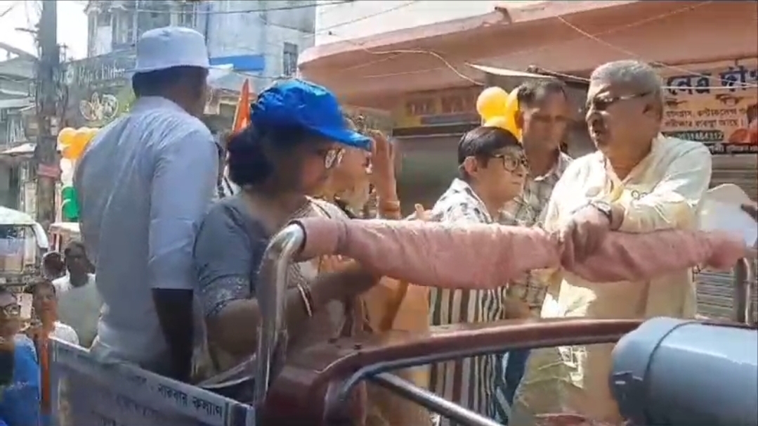 श्रीरामपुर:  कल्याण ने कंचन को गाड़ी से उतारा 