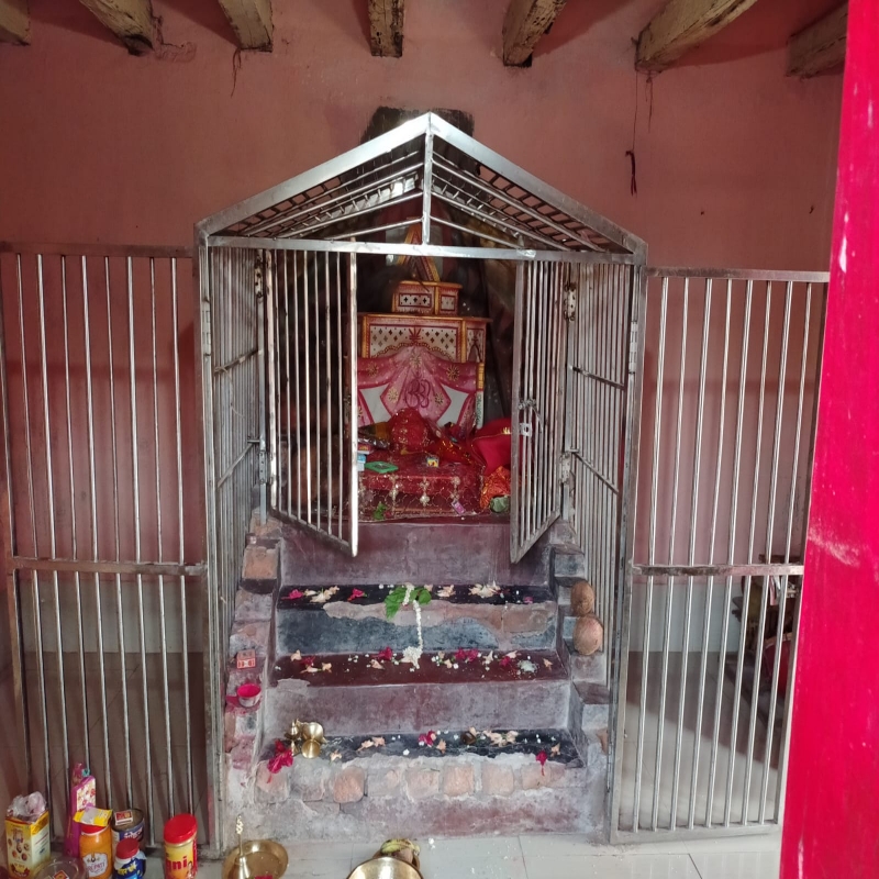 कुरडेग के कदम टोली गांव के दुर्गा मंदिर से अष्टधातु की मां दुर्गा की प्रतिमा की चोरी से ग्रामीणों में गुस्सा