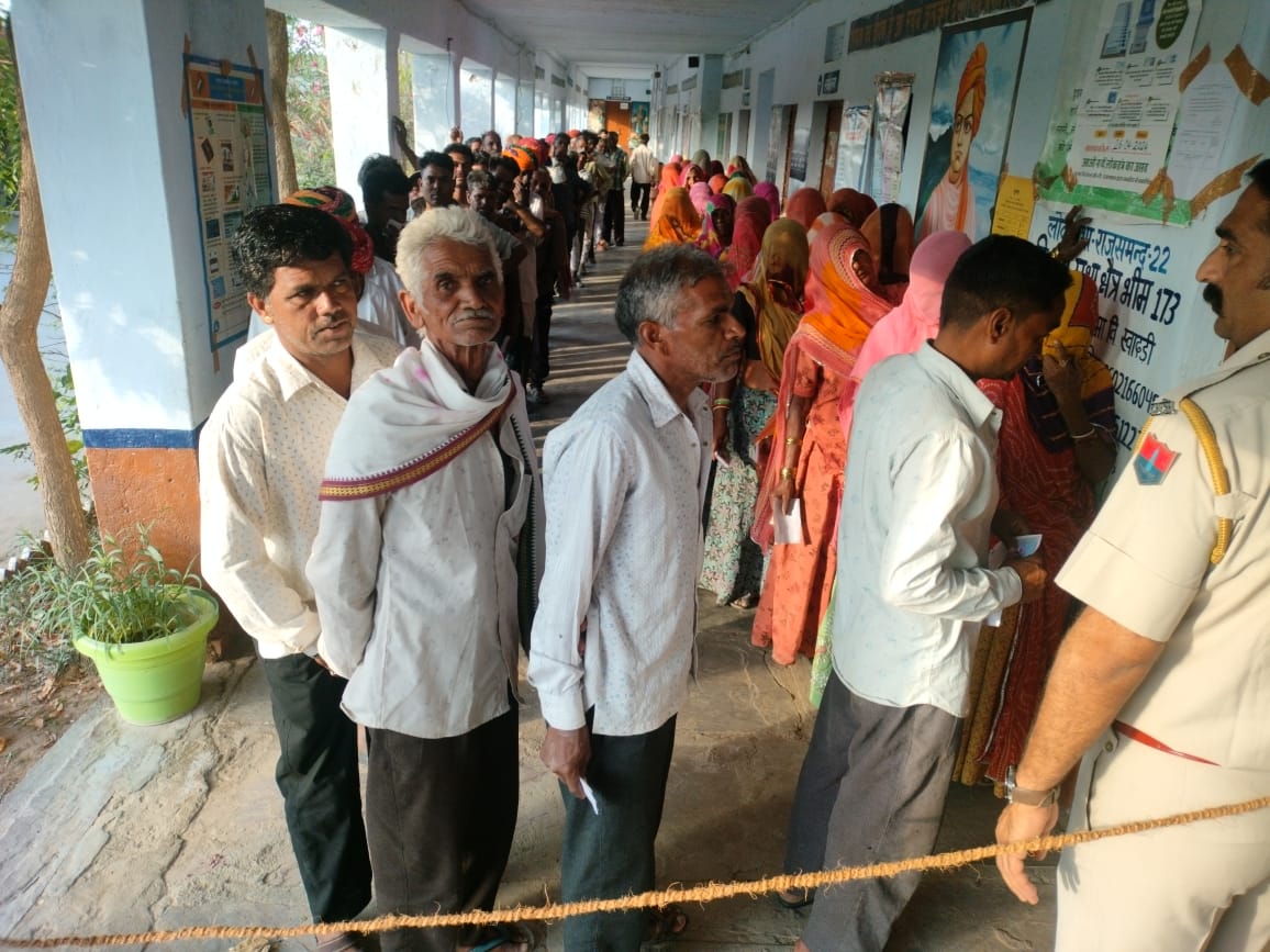 अमरापुरा, सिरोही में एक मतदान केन्द्र पर मतदाताओं की कतार  