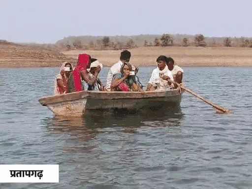 प्रतापगढ़ में नाव से वोट देने जाते ग्रामीण।