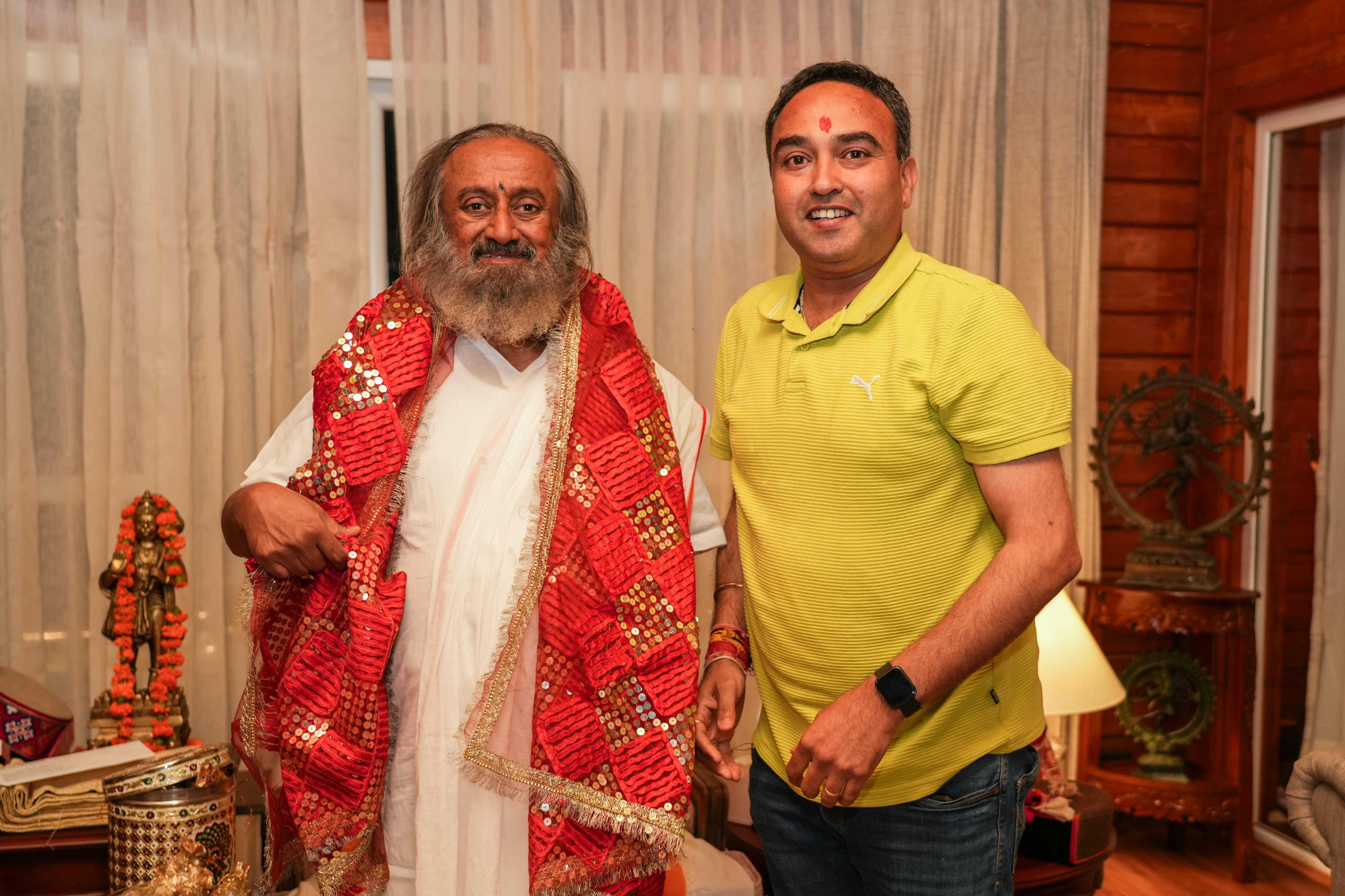आध्यात्मिक गुरु श्री श्री रविशंकर से मिलते हुए उनके एक अनुयायी।