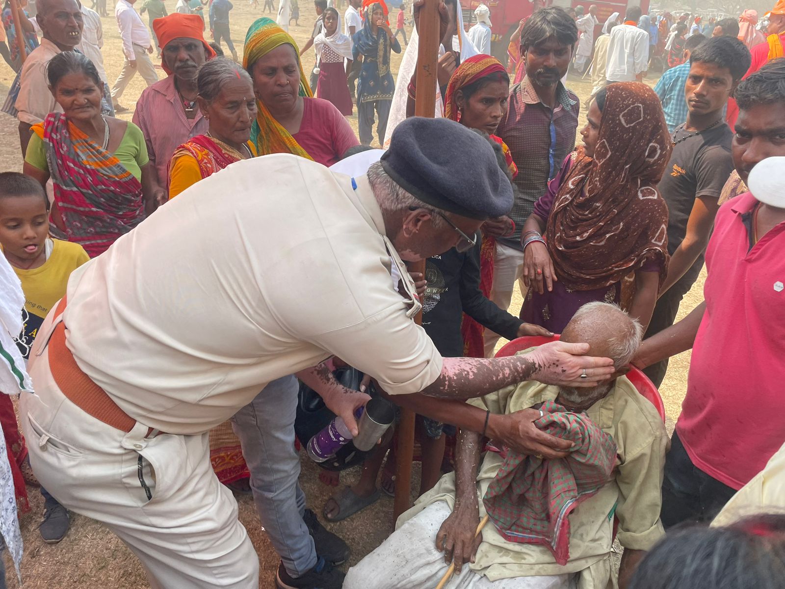 Human face of police seen in Forbesganj, they ran for the elderly who fainted in the scorching heat