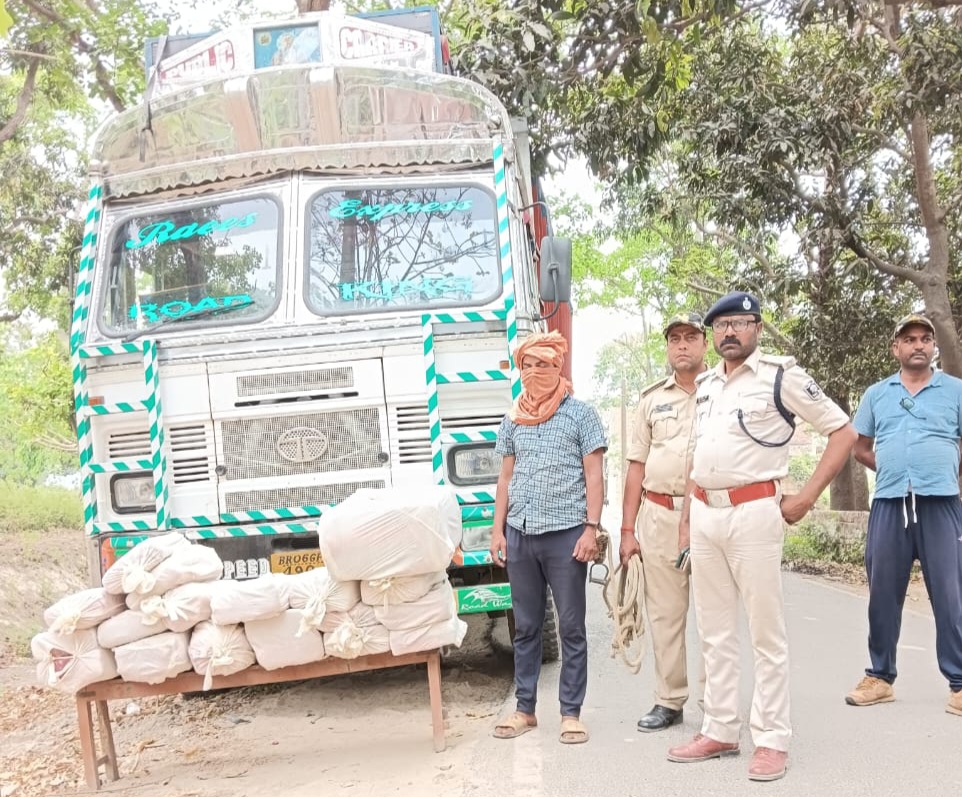 गिरफ्तार नेपाली नागरिक व बरामद गांजा व ट्रक