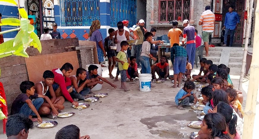 सामुदायिक किचेन में भोजन करते अग्नि पीड़ित