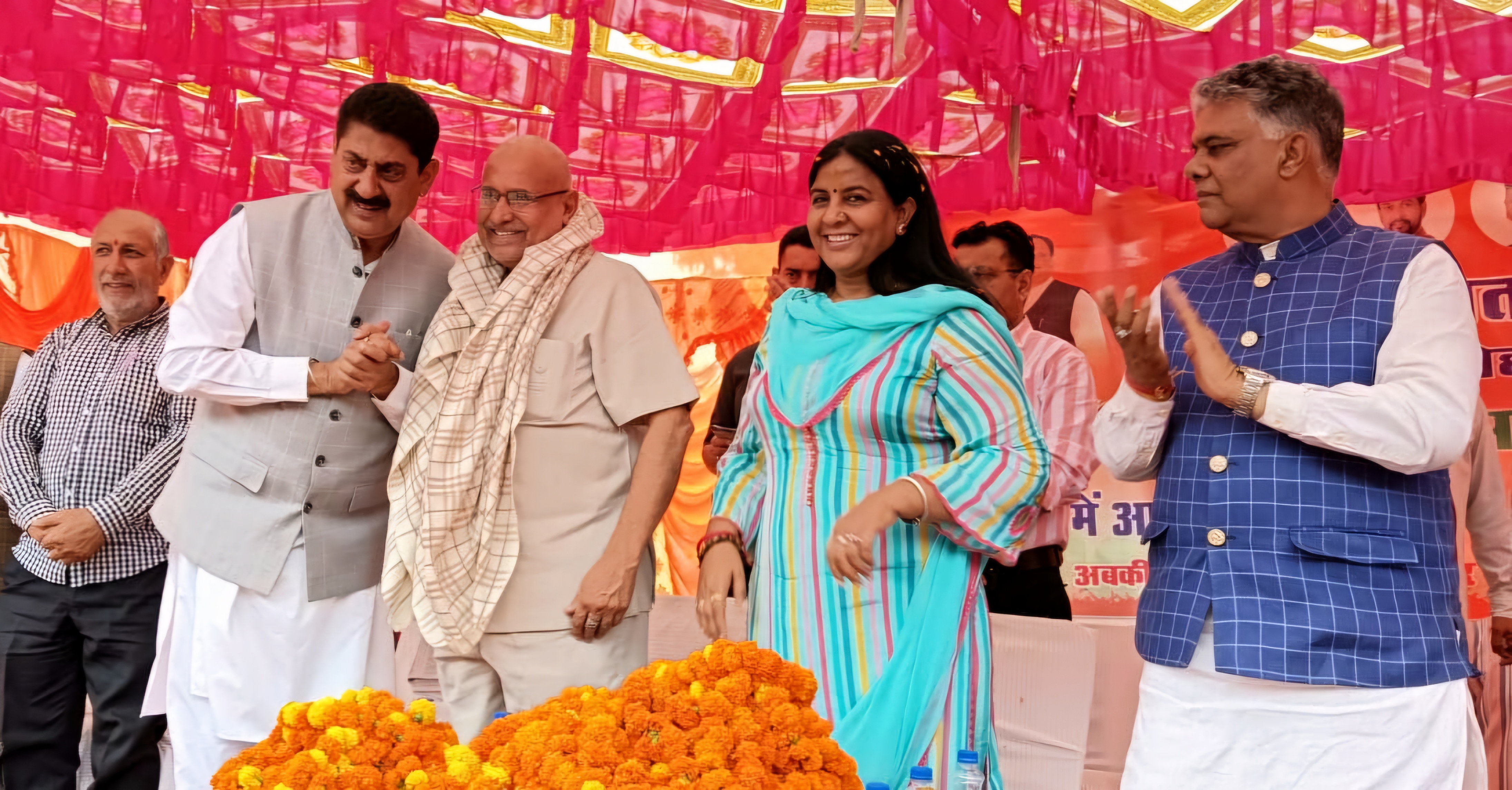 फतेहपुर में आयोजित पन्ना प्रमुख सम्मलेन में भाजपा प्रदेश प्रभारी का स्वागत करते हुए भाजपा नेता राकेश पठानिया।