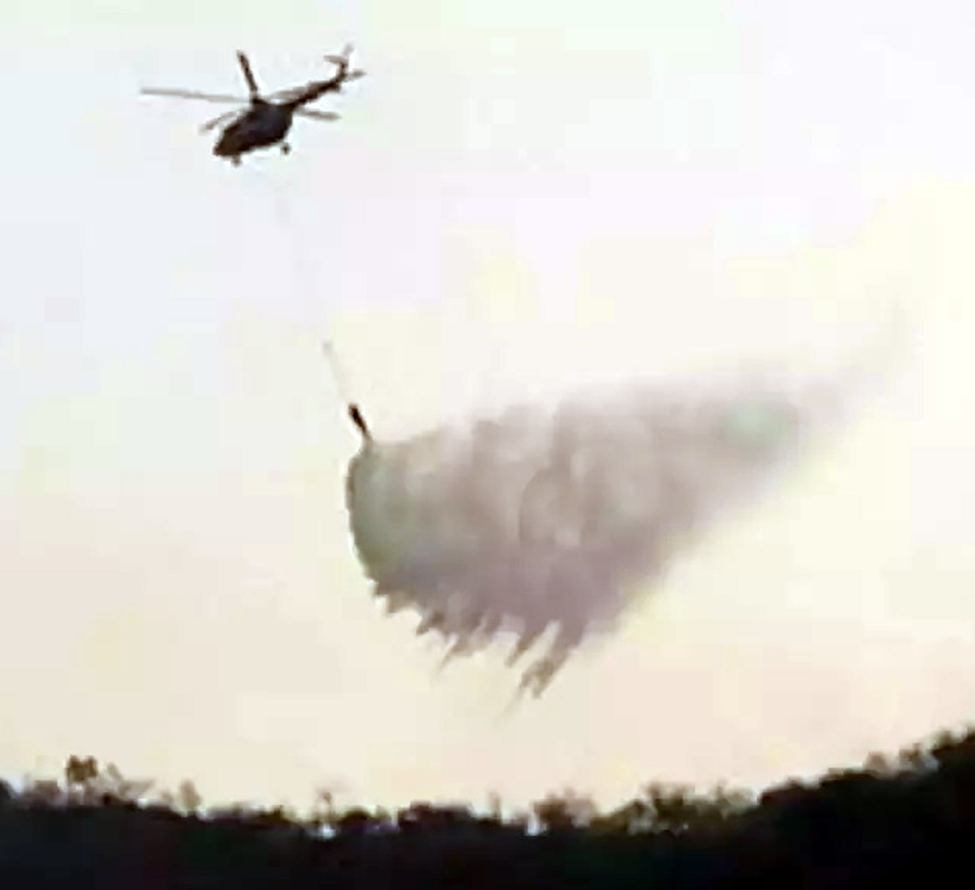 बॉम्बी बकेट से पानी छोड़ता हेलिकॉप्टर 