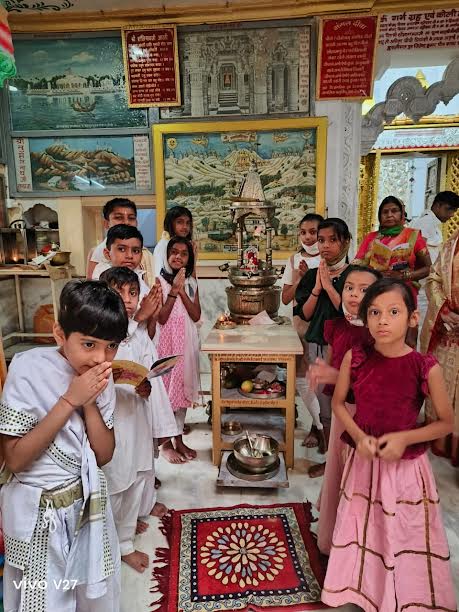 श्री अजीत नाथ मंदिर में स्नात्र पूजन नन्हे मुन्ने बच्चों द्वारा संपन्न करवाई जा रही