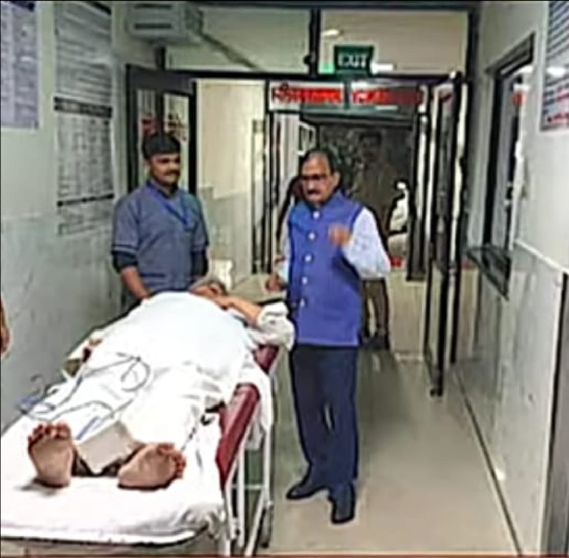 भाजपा के राष्ट्रीय महामंत्री दुष्यंत गौतम का निजी अस्पताल में हाल-चाल पूछते वहां पर विनोद अग्रवाल।