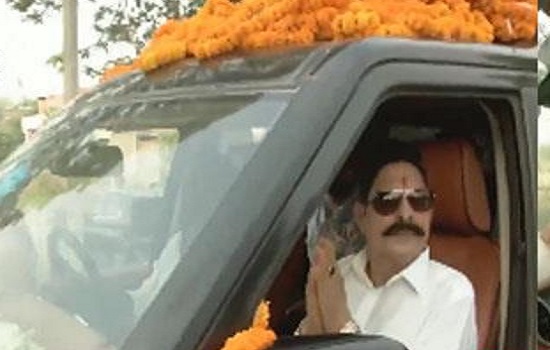 जेल से बाहर आने के बाद अनंत सिंह अपनी निजी वाहन में बैठक लोगों का अभिनंदन करते