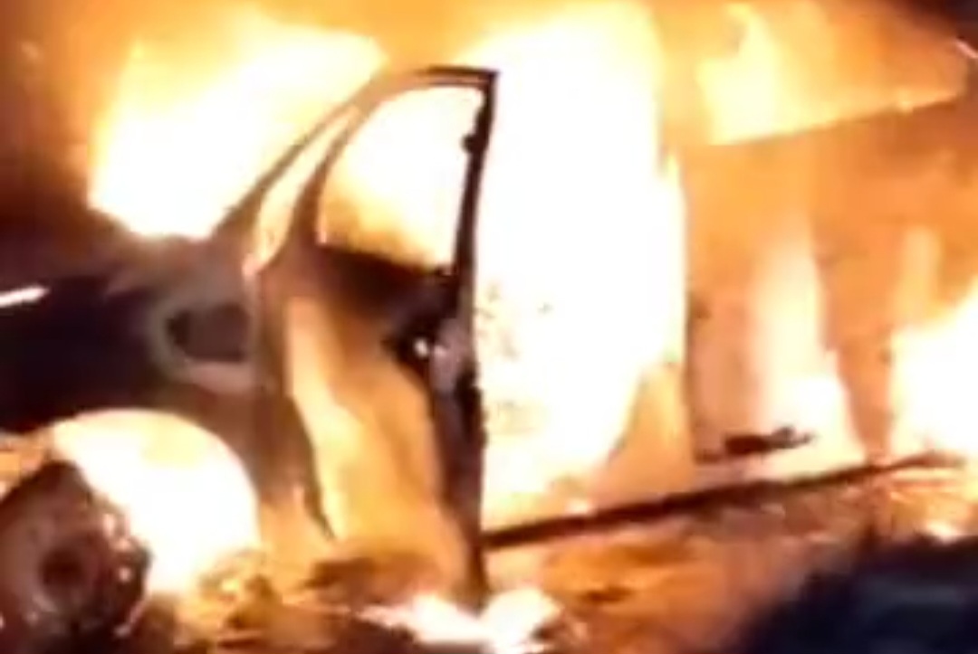 आग में जला कार