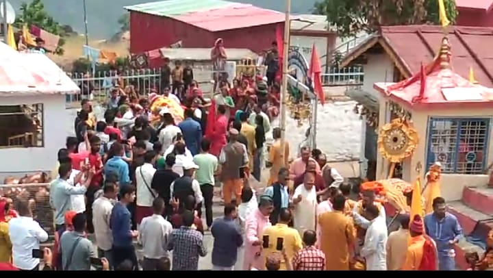 तुंगनाथ की उत्सव डोली मंगलवार को पूजा अर्चना के बाद मर्केटेश्वर मंदिर से भूतनाथ मंदिर पहुंची।