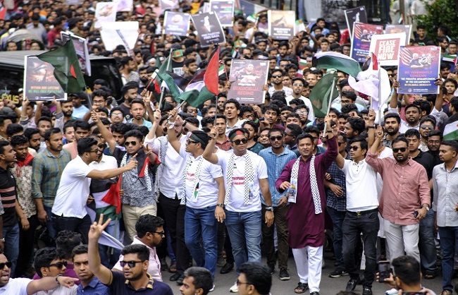बांग्लादेश में फलस्तीन के समर्थन में मार्च करते छात्र।