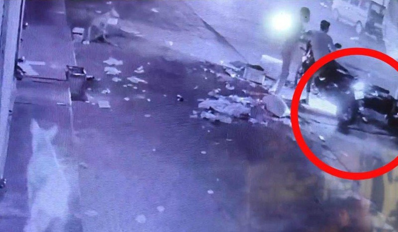 इंदौरः ओवरटेक करते समय ट्राले के चपेट में आने से युवक की मौत