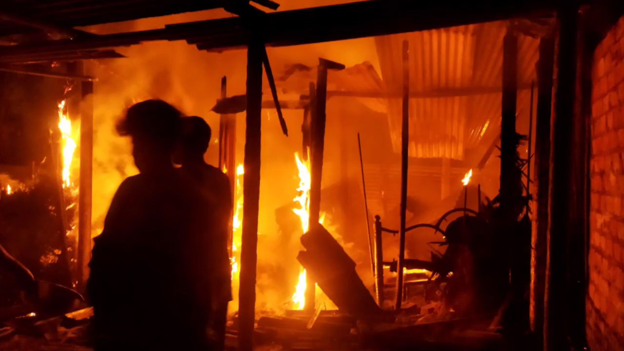 आग में घर जलकर राख, लाखों का नुकसान