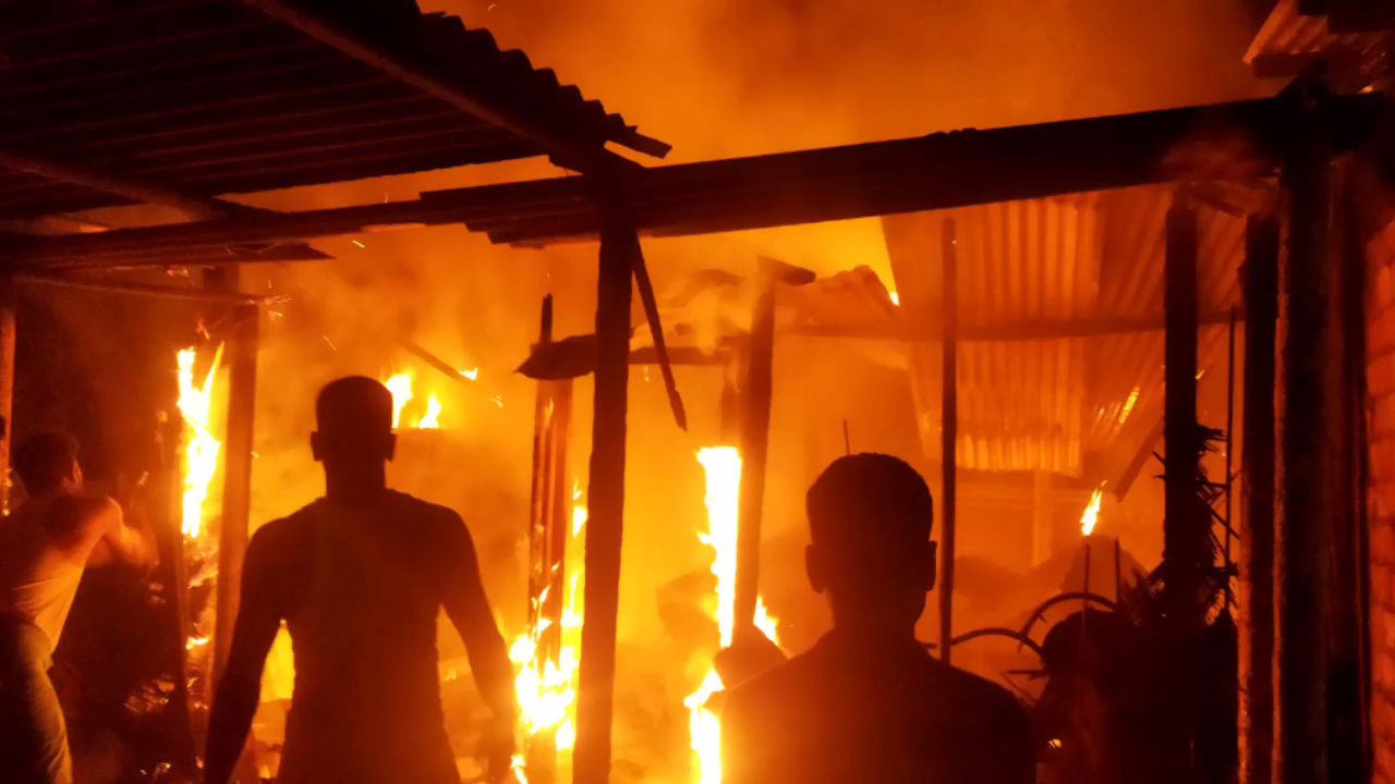 आग में घर जलकर राख, लाखों का नुकसान