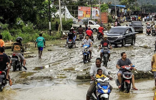 इंडोनेशिया में बाढ़ का कहर।