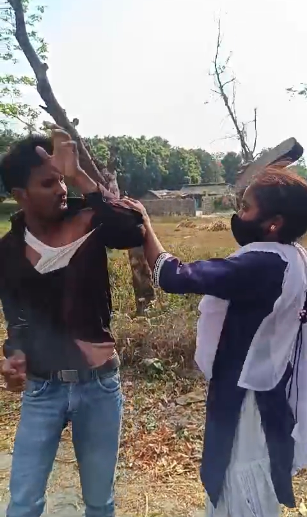 अररिया फोटो:स्कूली छात्रा मजनू की पिटाई करते