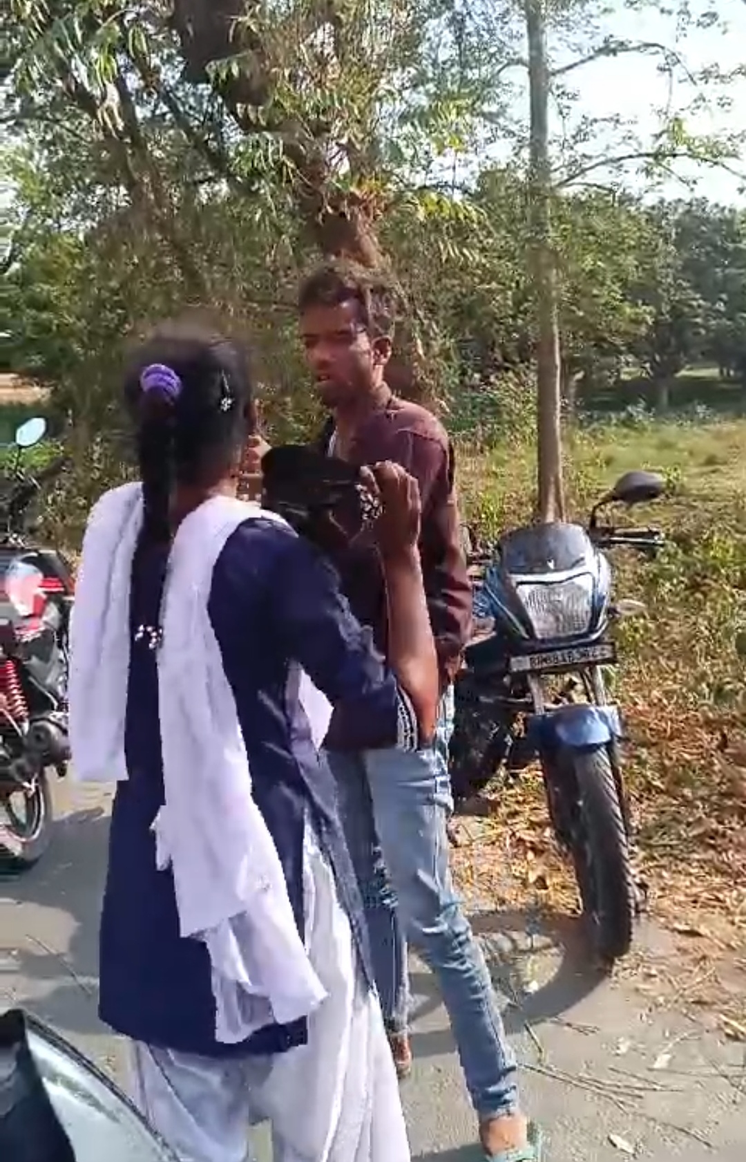अररिया फोटो:स्कूली छात्रा मजनू की पिटाई करते