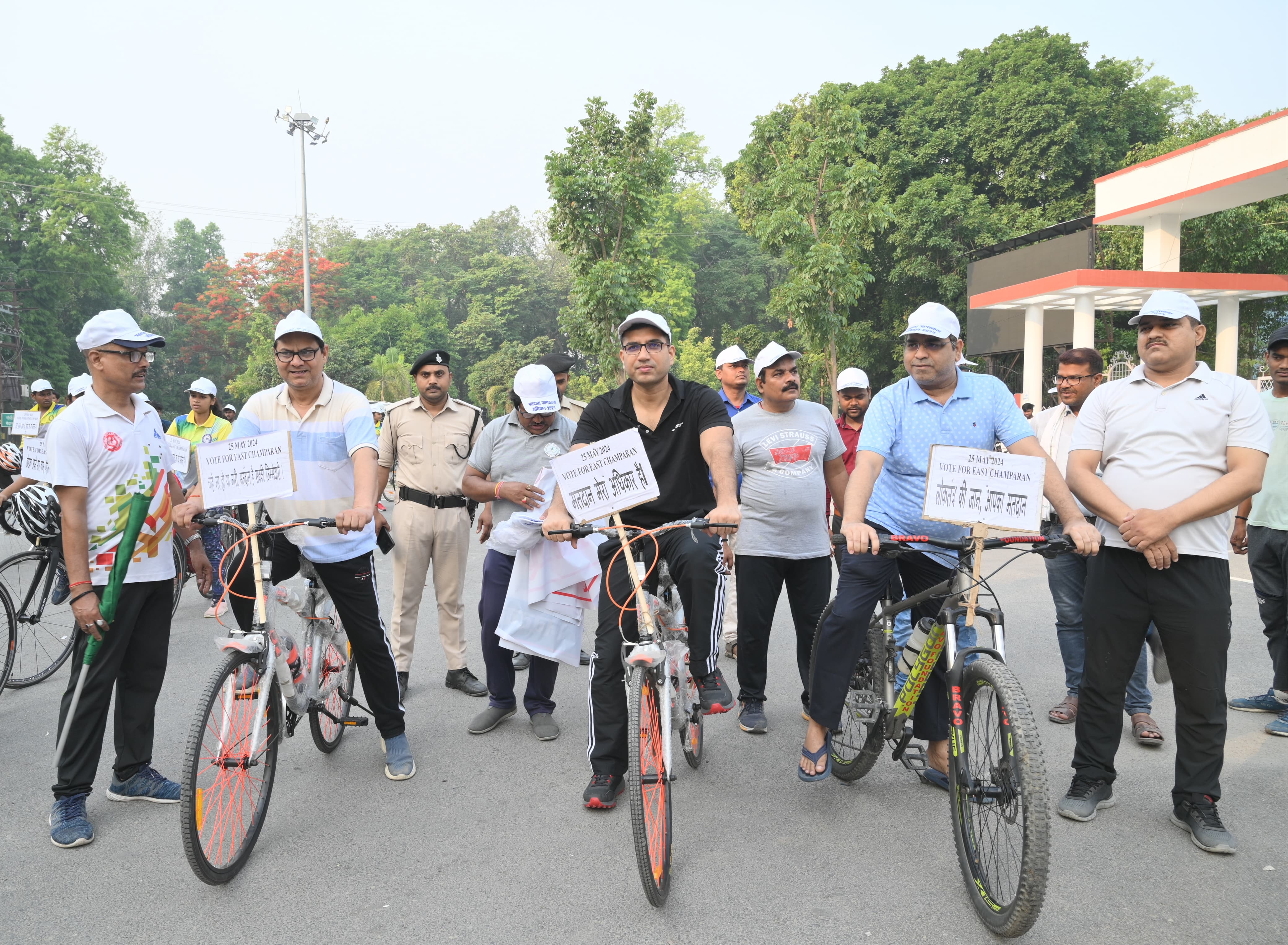 मतदाता जागरूकता कार्यक्रम को लेकर साइकिल रैली निकालते डीएम व अन्य