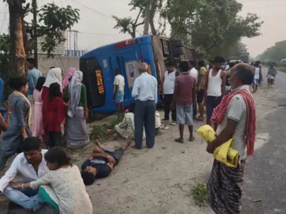 कोलकाता से सिलीगुड़ी जा रही यात्रियों से भरी बस पलटी, दो की मौत