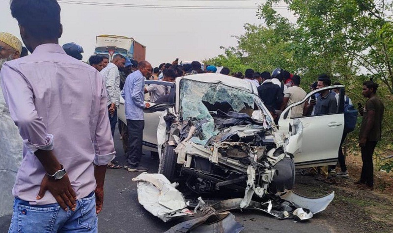 धारः तेज रफ्तार कार आगे चल रहे वाहन से टकराई, एक की मौत, छह घायल