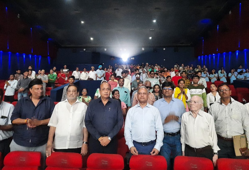 इंदौरः दिव्यांगजनों के लिए श्रीकांत फिल्म का नि:शुल्क शो आयोजित