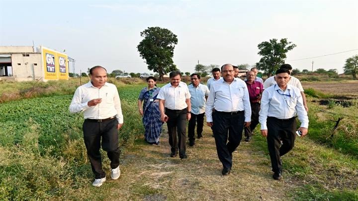 जबलपुरः कृषि उत्पादन आयुक्त ने किया हैप्पी सीडर से मूंग की बोनी का अवलोकन
