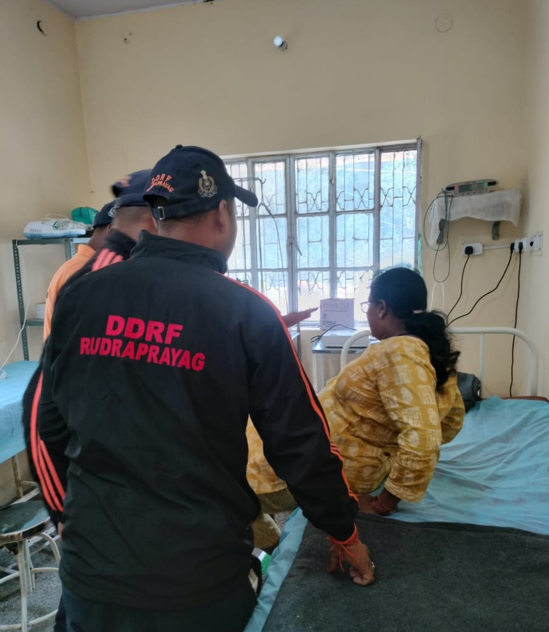 घायल महिला को गौरीकुंड स्थित स्वास्थ्य केन्द्र में भती कराते डीडीआरएफ के जवान।
