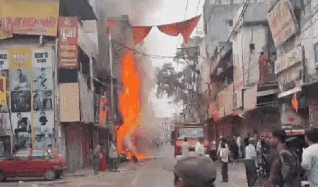 (अपडेट) जबलपुरः तीन दुकानों में लगी भीषण आग, तीन मकान भी जले