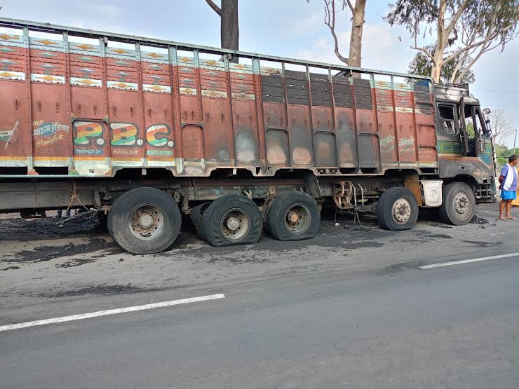 मार्बल पत्थरों से भरी चलती ट्रक में लगी आग, घटना में चालक ने कूदकर बचाई जान