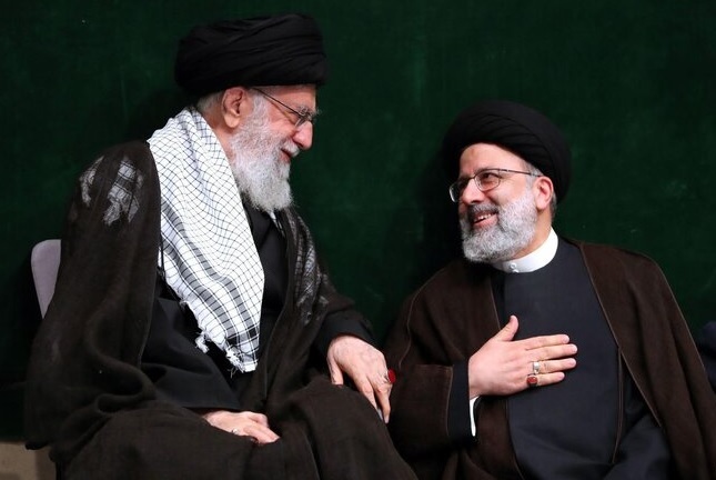 ईरान के सर्वोच्च नेता अली खामेनेई और राष्ट्रपति इब्राहिम रईसी का फाइल फोटो इंटरनेट मीडिया से साभार। 