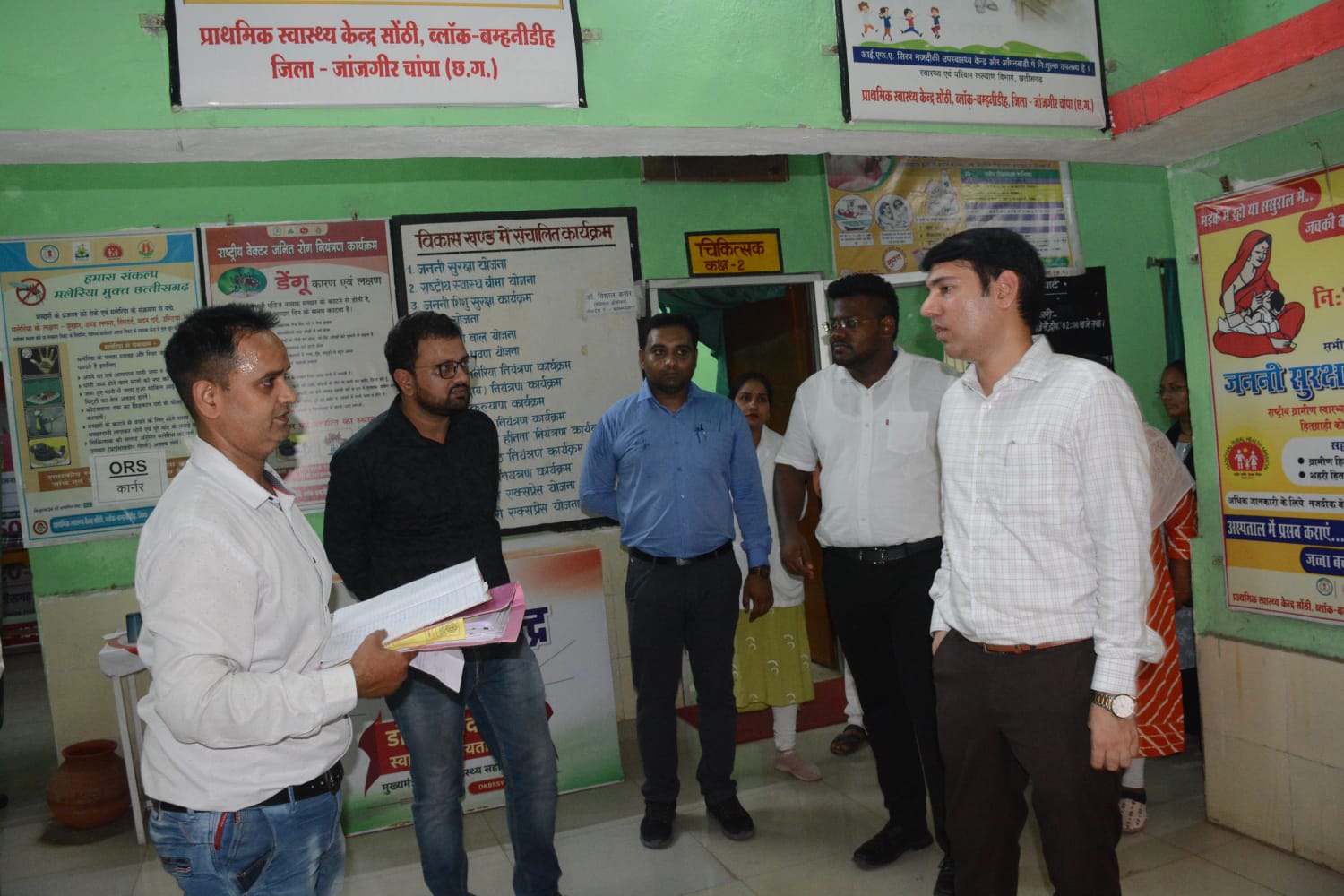 Collector Akash Chikara did a surprise inspection of buffaloes of Primary Health Center