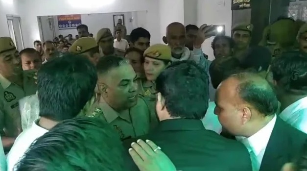 एसएसपी कार्यालय में वकीलों का हंगामा, पुलिस से भिड़े एसएसपी कार्यालय में वकीलों का हंगामा, पुलिस से भिड़े