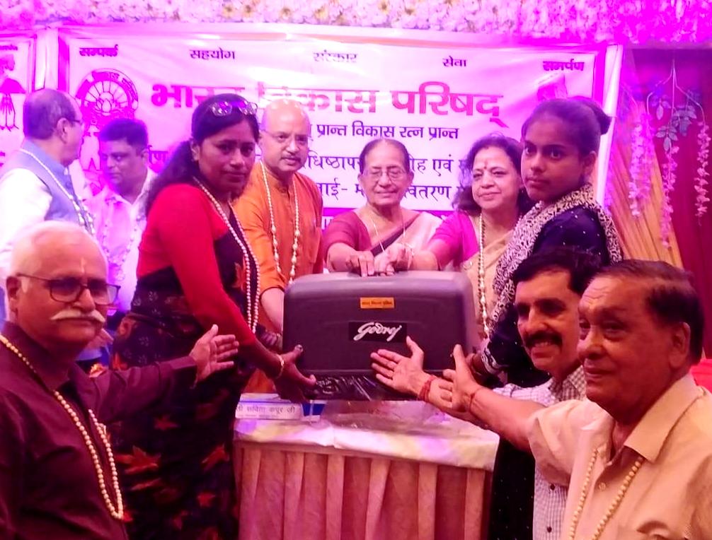भाविप ने 61 जरुरतमंदों को सिलाई मशीन देकर भाविप ने 61 जरुरतमंदों को सिलाई मशीन देकर