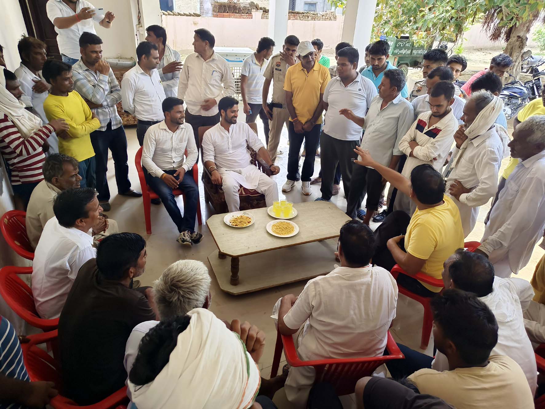 आदमपुर क्षेत्र में नागरिकों से मिलते विधायक भव्य बिश्नोई। आदमपुर क्षेत्र में नागरिकों से मिलते विधायक भव्य बिश्नोई।
