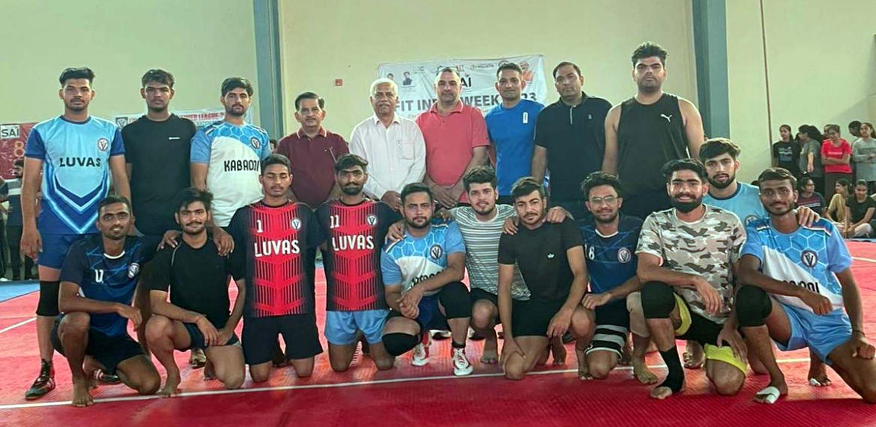 खेल के अवसर पर उपस्थित खिलाड़ी व अधिकारी। खेल के अवसर पर उपस्थित खिलाड़ी व अधिकारी।