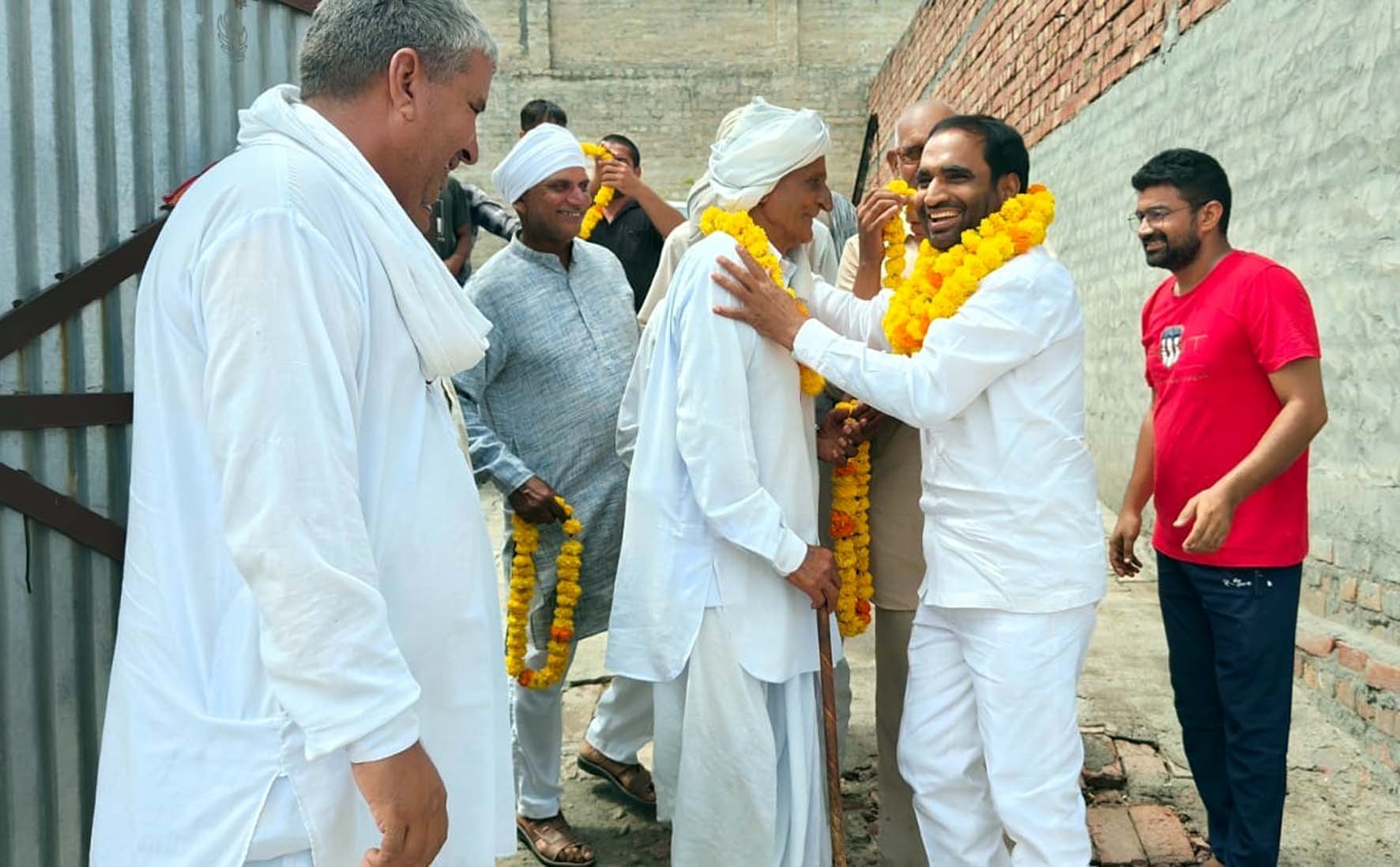 चमारखेड़ा गांव में ग्रामीणों से मिलते कांग्रेस नेता बृजलाल। चमारखेड़ा गांव में ग्रामीणों से मिलते कांग्रेस नेता बृजलाल।