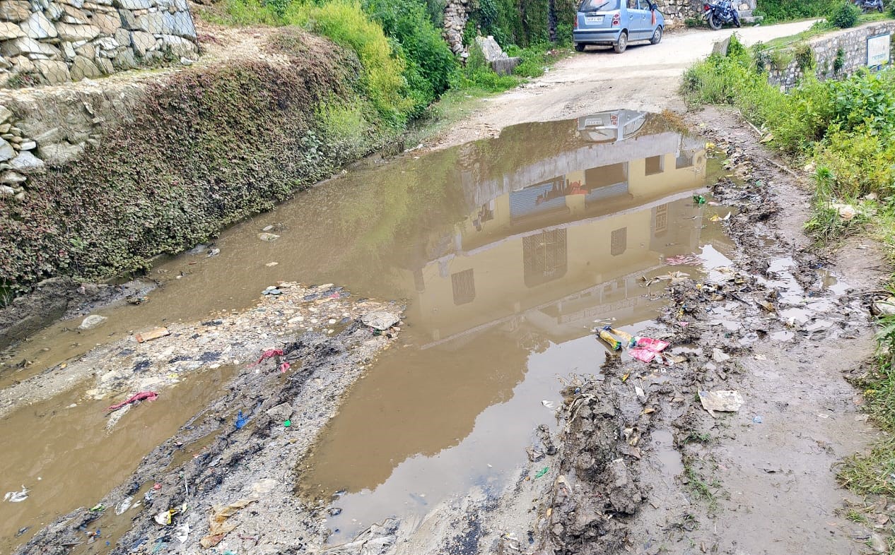 पोखरी सड़क पर स्कबर बंद होने से तालाब में बदली सड़क।