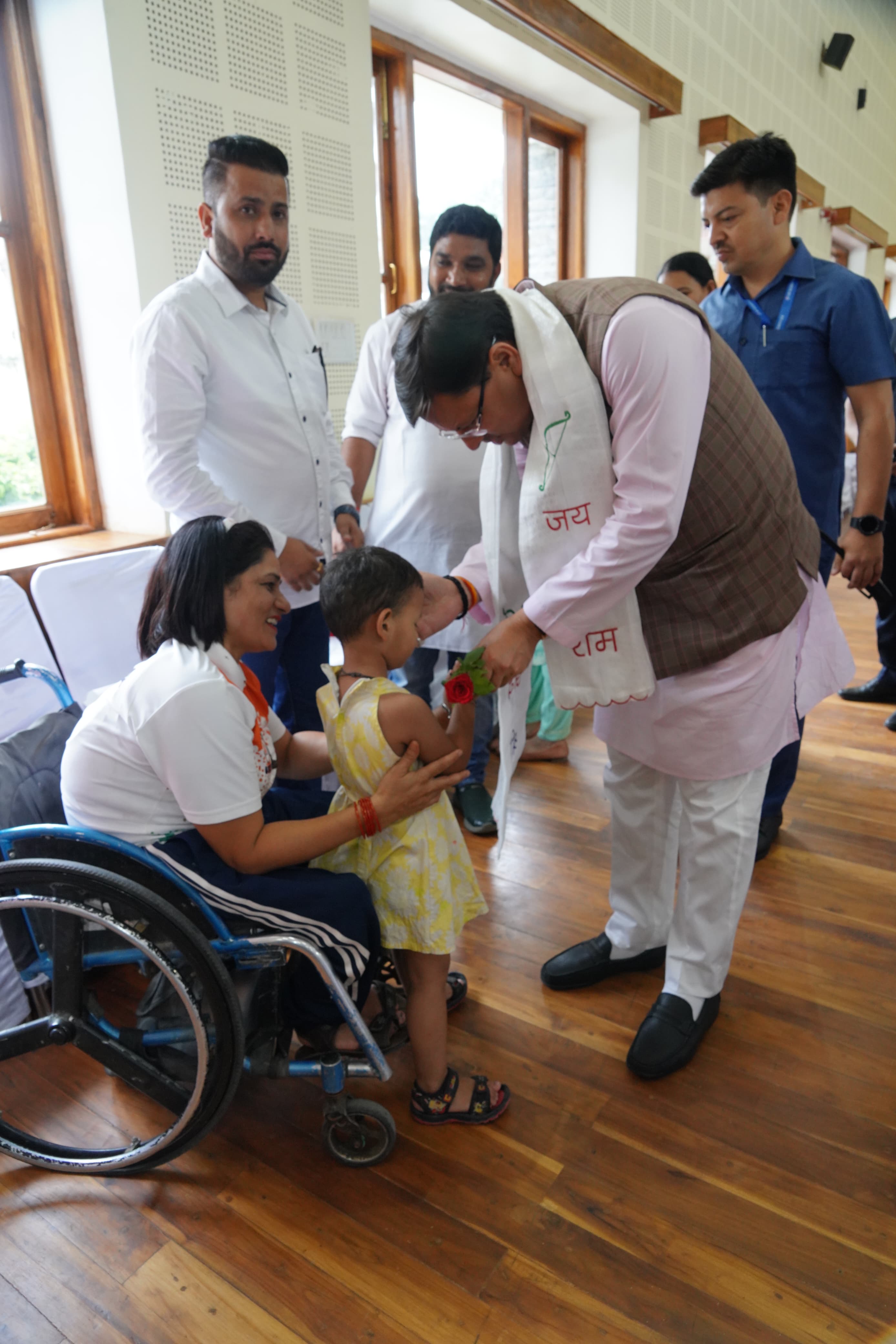 मुख्यमंत्री पुष्कर सिंह धामी रविवार को मुख्यमंत्री आवास में जन शिकायतों को सुनते हुए। मुख्यमंत्री पुष्कर सिंह धामी रविवार को मुख्यमंत्री आवास में जन शिकायतों को सुनते हुए।