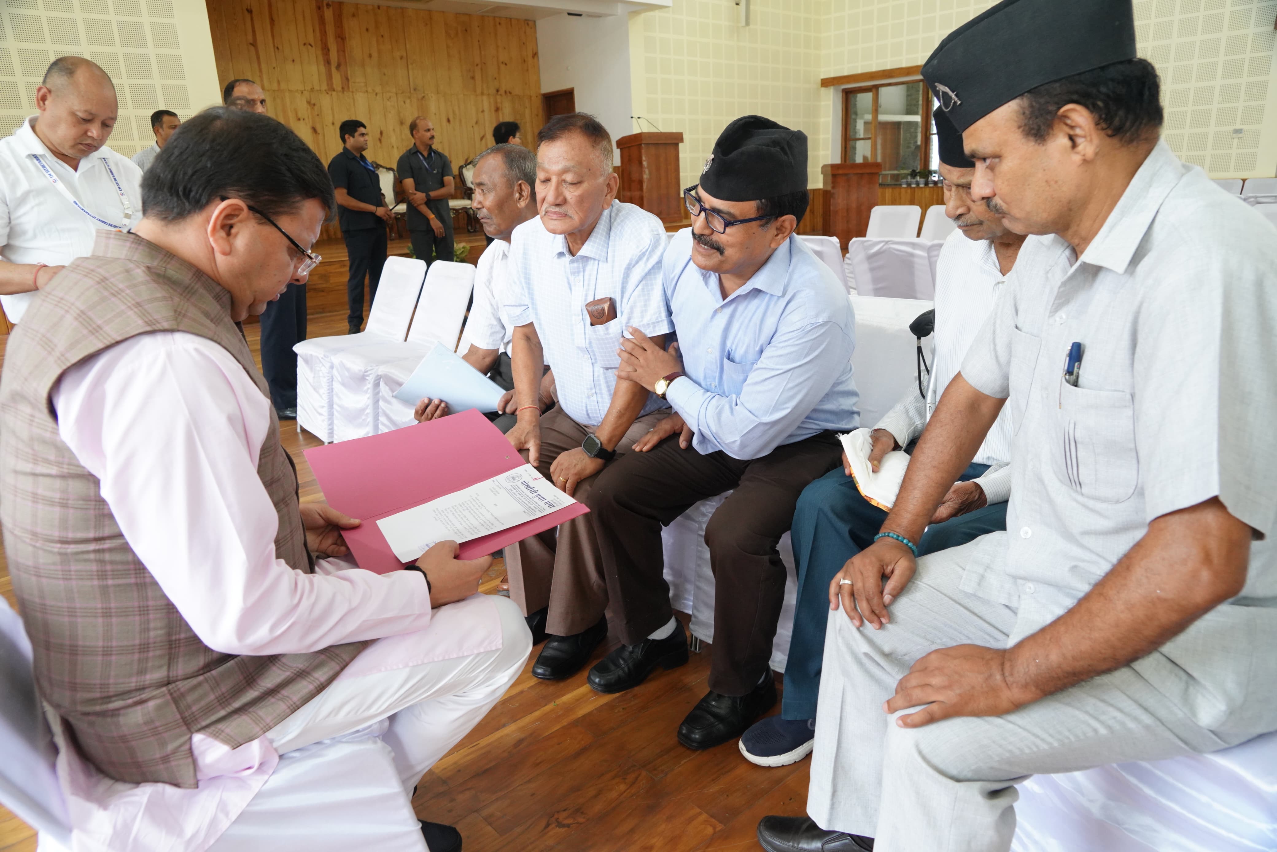 मुख्यमंत्री मुख्यमंत्री आवास में जन समस्याओं को सुनते हुए मुख्यमंत्री मुख्यमंत्री आवास में जन समस्याओं को सुनते हुए