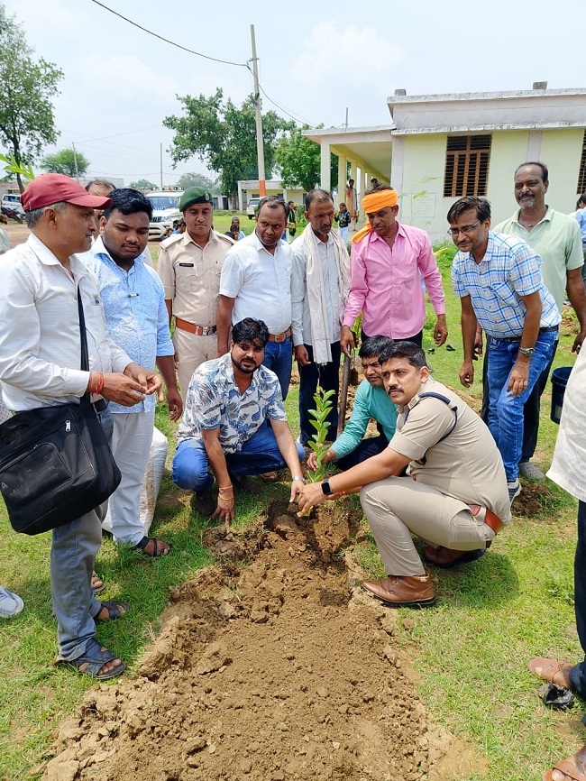 एक पेड़ मां के नाम अभियान के तहत वृहद स्तर पर चल रहा है पौधारोपण कार्यक्रम