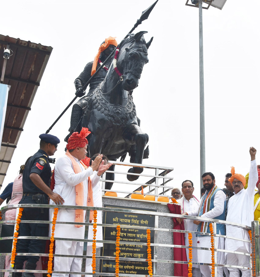 हरियाणा के मुख्यमंत्री नायब सिंह सैनी जिला सोनीपत के राई हल्के के गांव भैरा बांकीपुर में वीर शिरोमणि महाराणा प्रताप की प्रतिमा का अनावरण करते हुए। साथ में हैं पर्यावरण, वन और वन्यजीव राज्य मंत्री संजय सिंह, विधायक मोहन लाल बड़ौली व अन्य गणमान्य। हरियाणा के मुख्यमंत्री नायब सिंह सैनी जिला सोनीपत के राई हल्के के गांव भैरा बांकीपुर में वीर शिरोमणि महाराणा प्रताप की प्रतिमा का अनावरण करते हुए। साथ में हैं पर्यावरण, वन और वन्यजीव राज्य मंत्री संजय सिंह, विधायक मोहन लाल बड़ौली व अन्य गणमान्य।