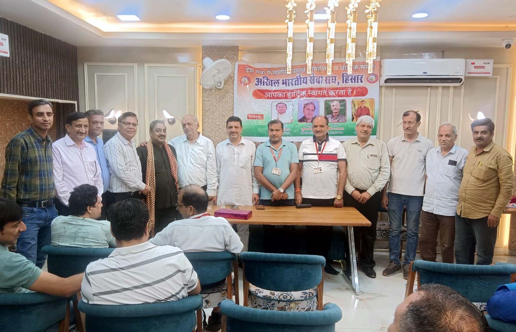 बैठक में उपस्थित अखिल भारतीय सेवा संघ के सदस्य। बैठक में उपस्थित अखिल भारतीय सेवा संघ के सदस्य।