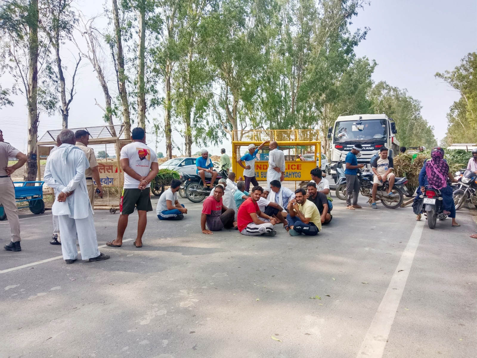 जींद-कैथल मार्ग पर नगूरां गांव में जाम लगाते किसान। जींद-कैथल मार्ग पर नगूरां गांव में जाम लगाते किसान।