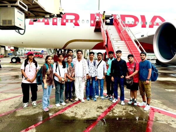 बच्चों के साथ उमेश कुमार बच्चों के साथ उमेश कुमार